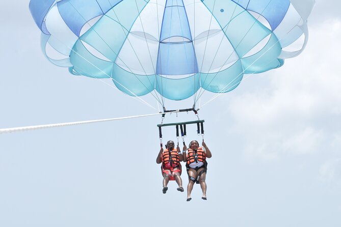 Best Parasailing Cozumel + Locker - Landing and regrouping: harness off, back to your seats, then club time