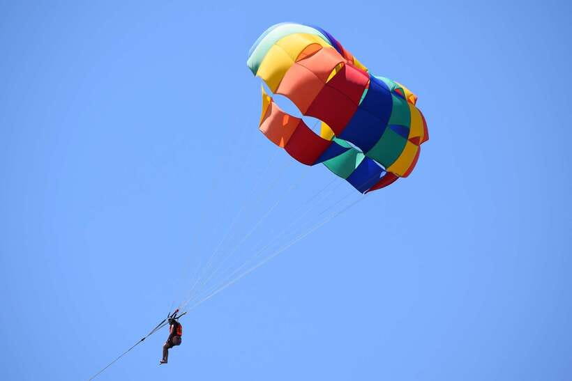 Boracay: Solo or Tandem Parasailing Experience - Crew setup for solo or tandem: fast, practical, and important