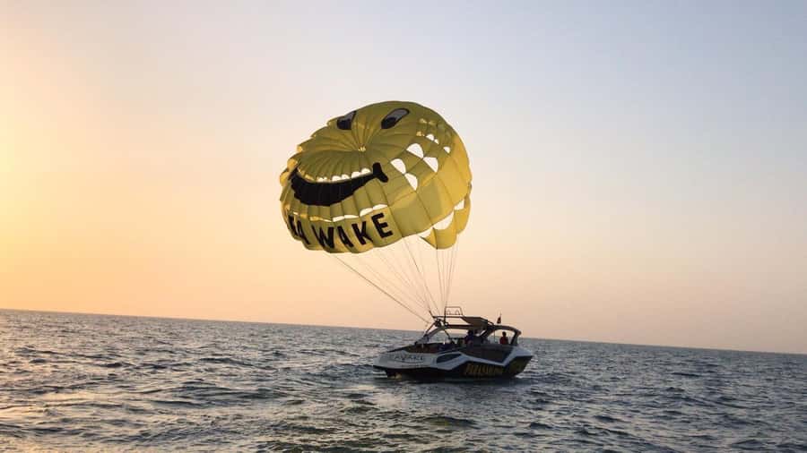 Dubai Jumeirah Parasailing adventure with breathtaking views - Who Should Book This (and Who Should Skip It)