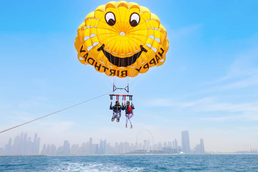 Dubai: Parasailing with Happy birthday Parachute JBR & Palm - 200m in the air: what the flight feels like