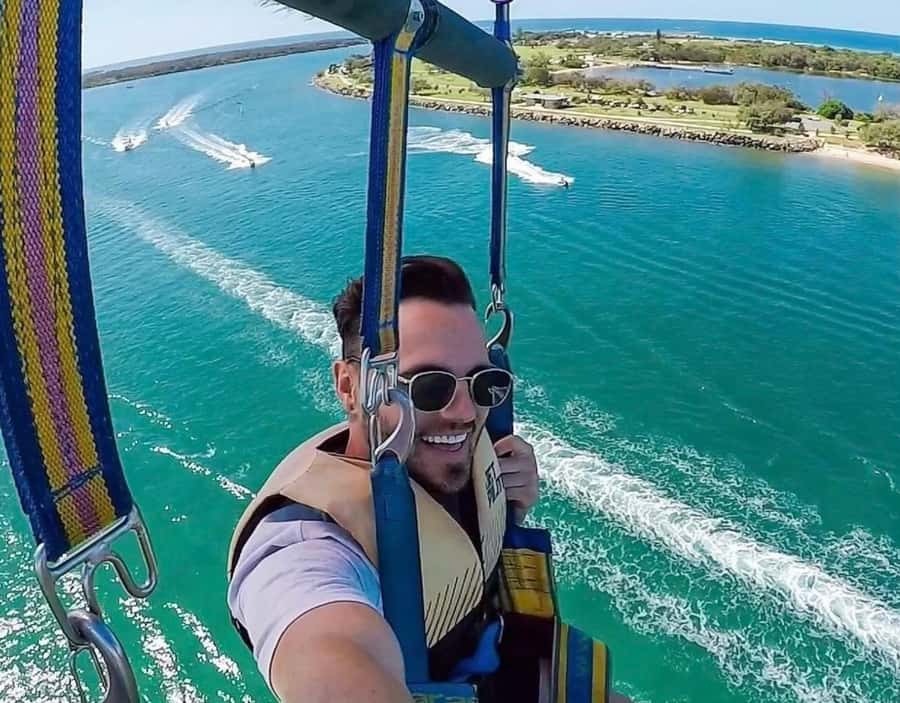 Gold Coast: Surfers Paradise Parasailing with Free Photos - Free photos: how to make sure you actually get them