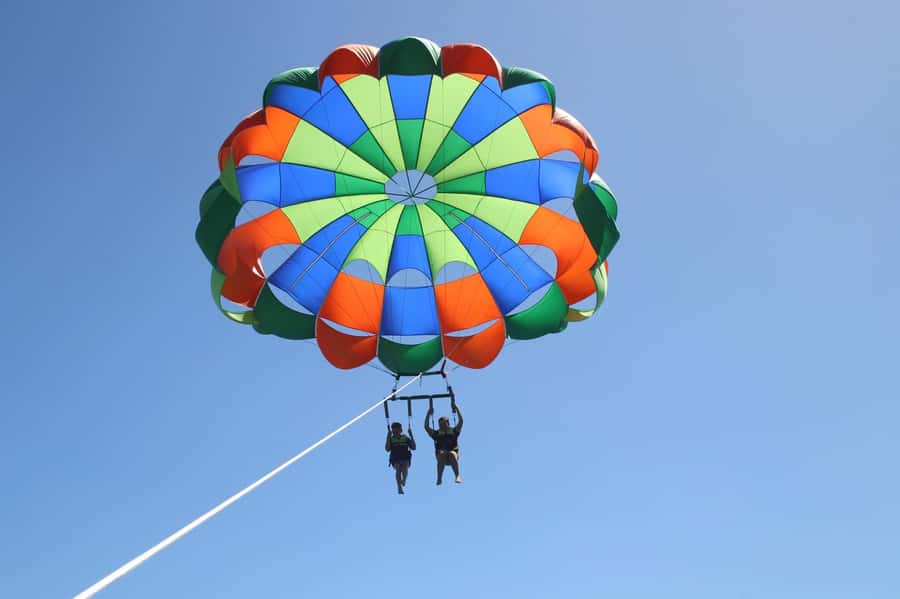 Gold Coast: Surfers Paradise Parasailing with Free Photos - Safety and comfort: the part that matters most