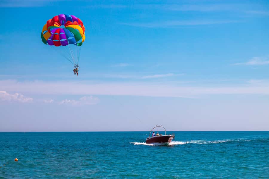 Hurghada: Parasailing Adventure on the Red Sea - The views you’re paying for: Red Sea water and Hurghada’s desert edge