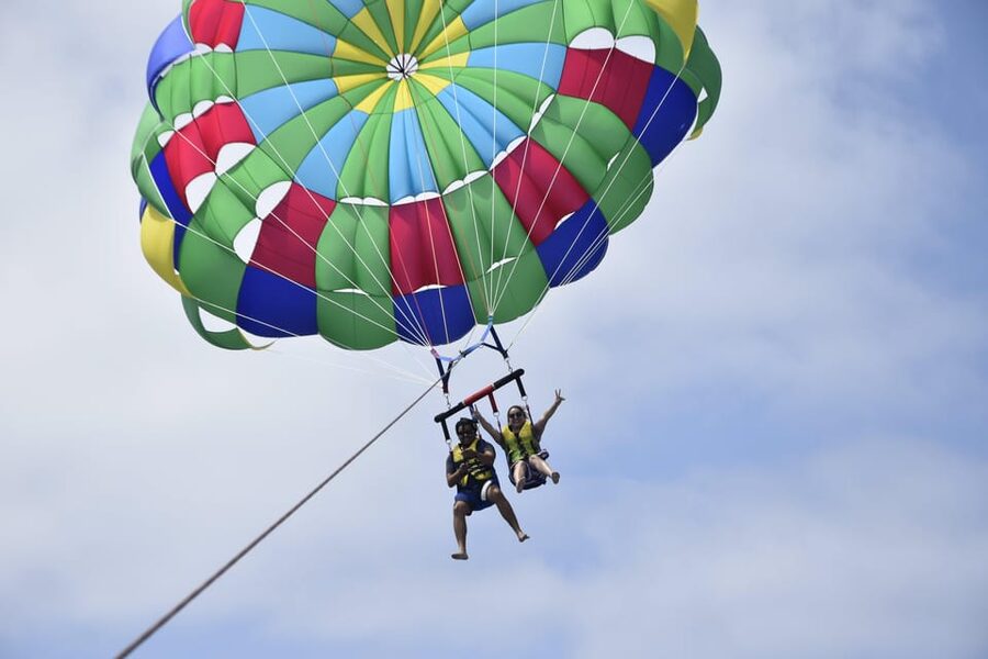 Lanzarote: Parasailing Adventure in Puerto del Carmen - Choosing Solo, Sharing with Friends, and What That Changes