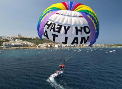 Mellieha Bay: Parasailing - Boarding the boat at Oh Yeah Malta: harness first, then go up