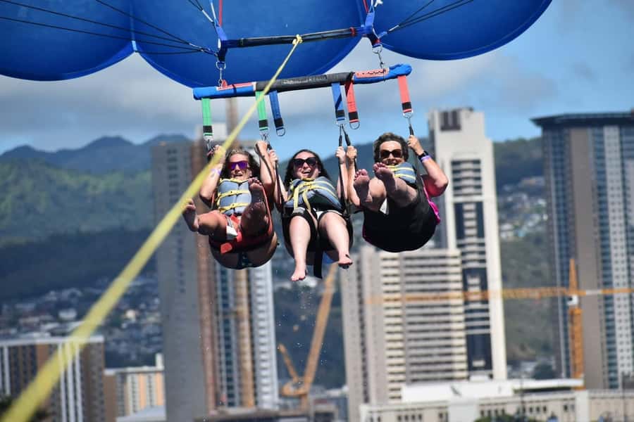 Oahu: Waikiki Parasailing - From the yellow booth to the water: what timing looks like
