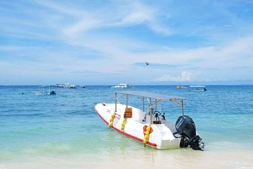 Panglao: Solo or Tandem Parasailing Experience near Alona - Getting Up on the Boat: Safety Gear and a Clear Human Process