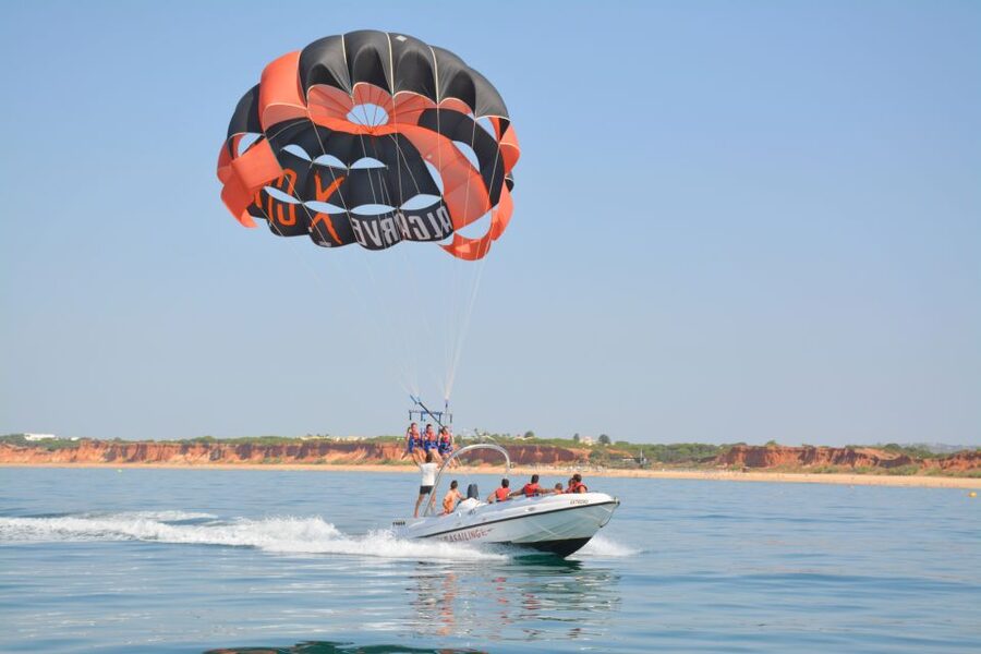 Parasailing Vilamoura - Boarding the Cherokee boat: how the hour on water usually works