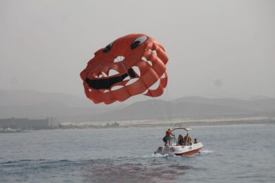 Puerto del Carmen: 10-Minute Parasailing Expereince - From the Office to Liftoff: How Your Day Actually Runs